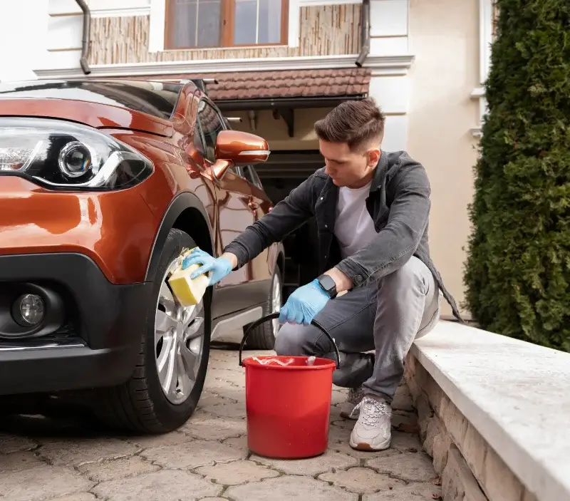Lavage auto à domicile Boisville-la-Saint-Père : professionnel intervenant sur un véhicule